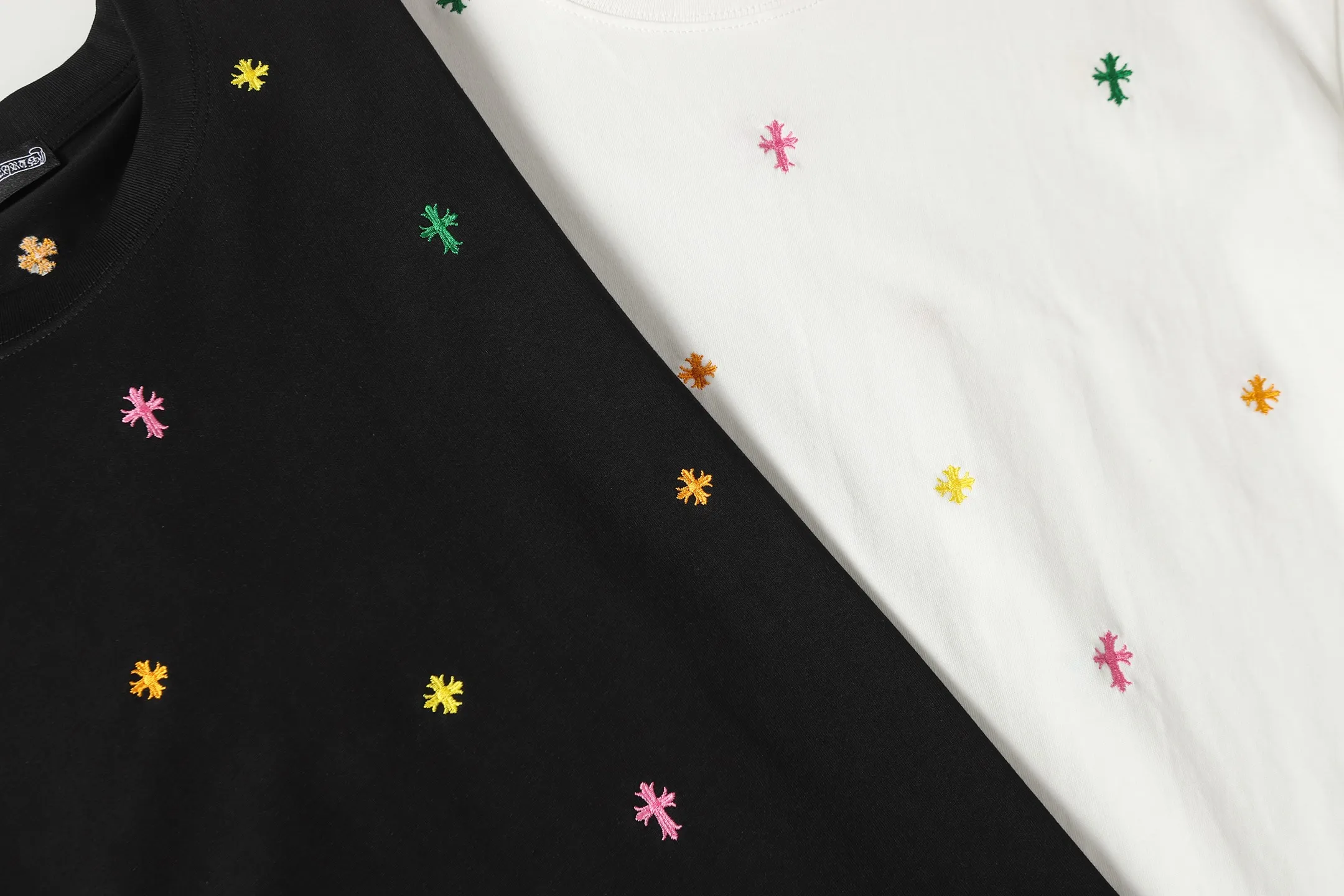 P160 Chrome Hearts CH Chrome Hearts Heavy Industry Horseshoe Sanskrit appliqué embroidered short-sleeved T-shirt. Use imported Tajima machine embroidery. Correct configuration. Black 2025 Chrome Hearts ZP packaging. 260 grams of custom-dyed double yarn cotton. Large version. Loose and stylish. Different from low version, slim and long version, upper body and hip stretch. 100% commitment: top quality. Not fast food. Highest version on the market. Top quality - different from ordinary versions on the market. If you care about quality. You must also respect the price. Absolutely zero after-sales service. The return rate so far is 0. It’s hard not to love the style. - 260g custom-dyed double yarn fabric. - Correct high-density main mark, washed tag, hand-sewn.
